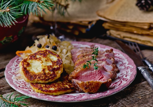 Рецепт утиной грудки с капустой и картофельными оладьями | Меню недели