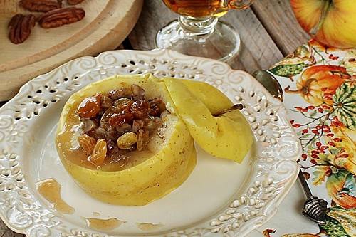 Рецепт печеных яблок с изюмом, орехами и медом | Меню недели