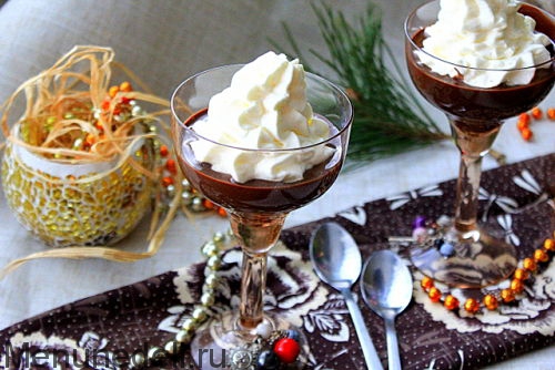 Рецепт шоколадного десерта с орехами и сливками | Меню недели