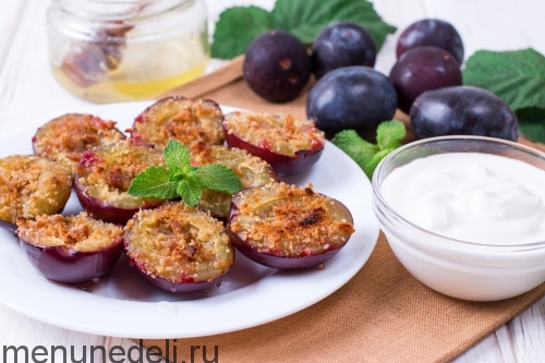 Печеные сливы с миндальной крошкой | Меню недели