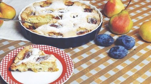Шарлотка с яблоками и сливами | Меню недели