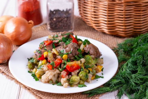 Тушеная куриная печень с овощами