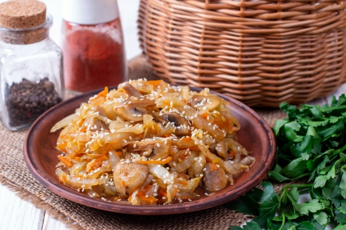 Тушеная пекинская капуста с шампиньонами