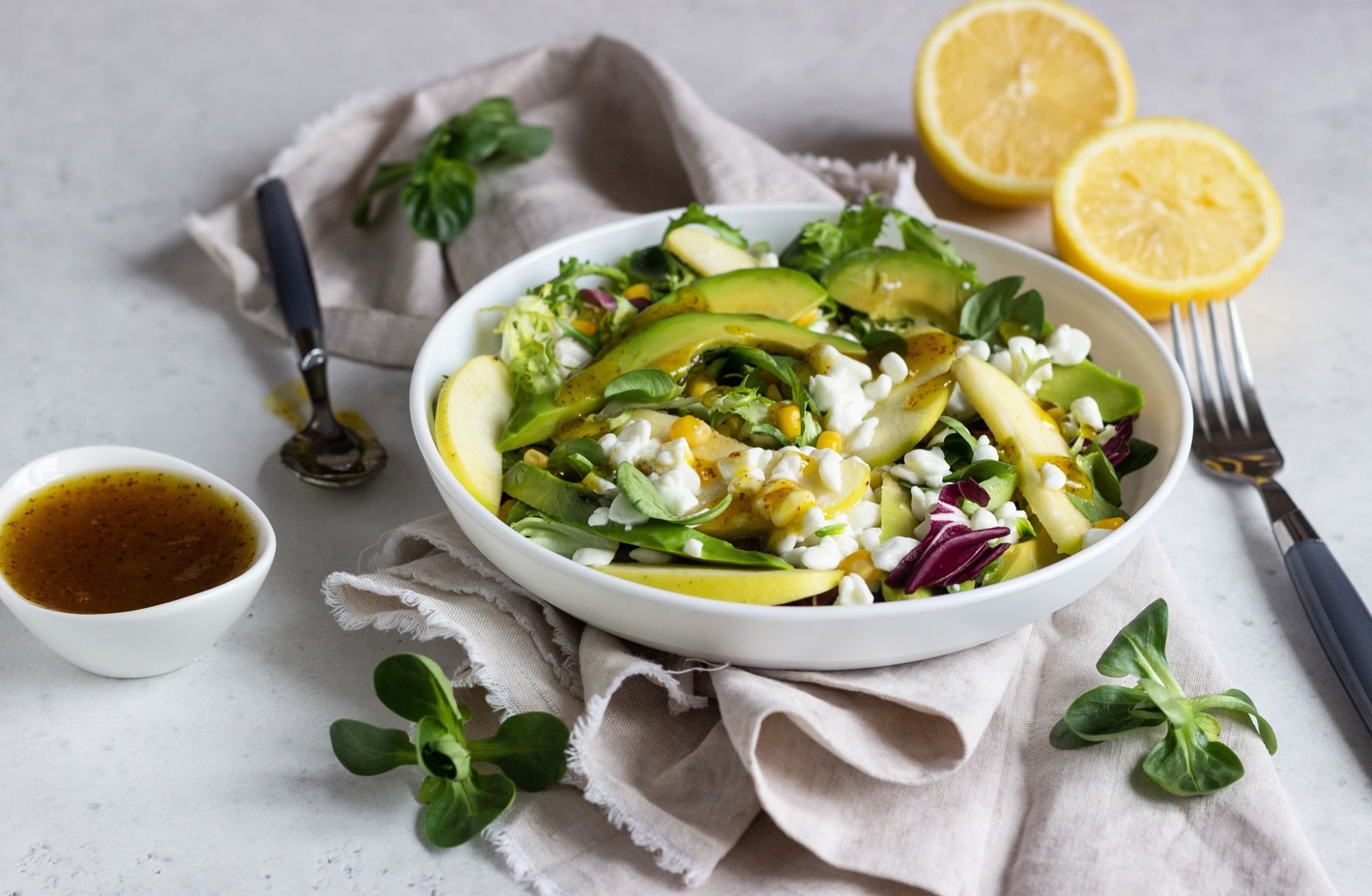 Зеленый салат с кукурузой, яблоком и творогом