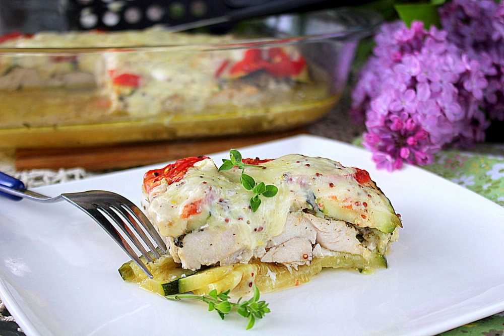 Запеканка из курицы, цукини и томатов | Меню недели